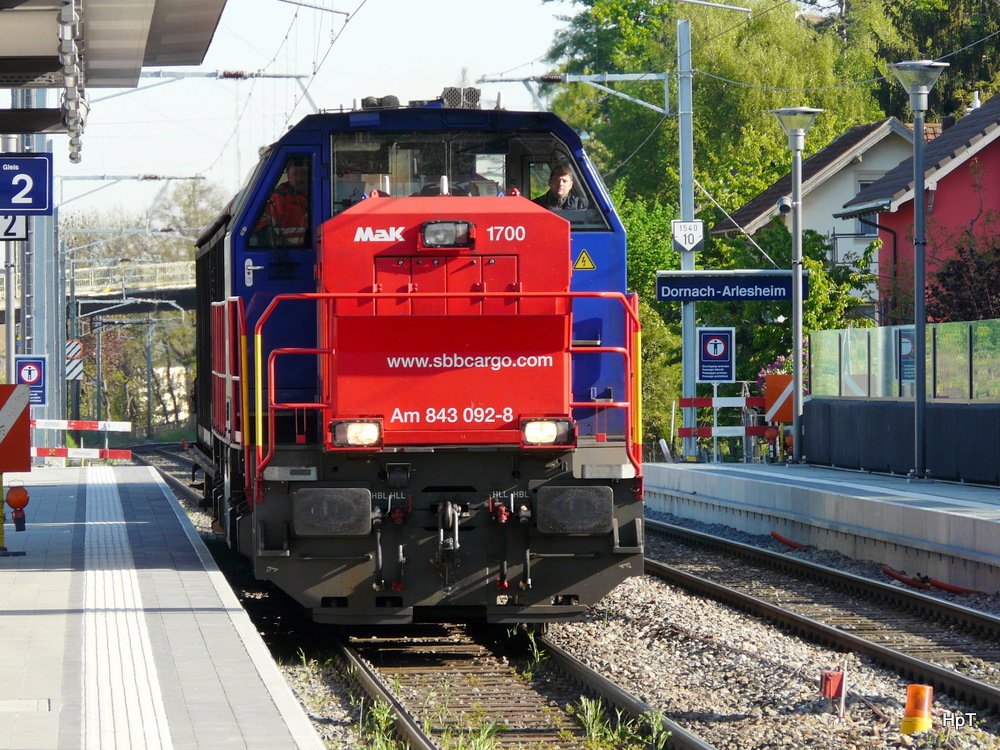 SBB - Am 843 092-8 bei Rangierfahrt mit Gterwagen im Bahnhof Dornach-Arlesheim am 29.04.2010