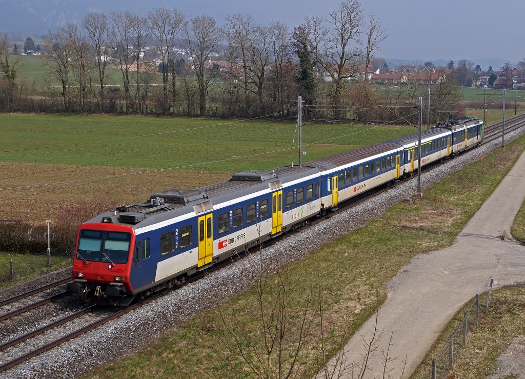 SBB: Auf dem von  DOMINOS  dominierten Streckenabschnitt Biel - Olten sind Zugskompositionen mit altem Anstrich eher eine Seltenheit. Regionalzug Biel - Olten bei Selzach am 2. April 2013.          Foto: Walter Ruetsch