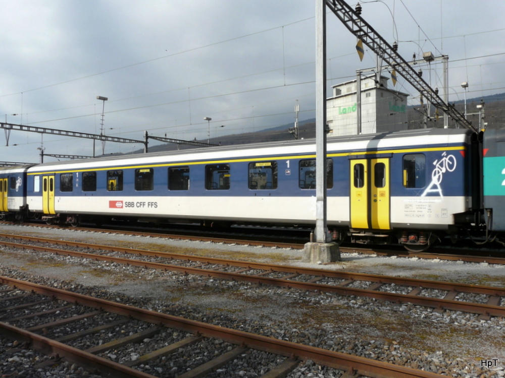 SBB - Ausrangierter Personenwagen 1 Kl. A 50 85 18-35 044-4 abgestellt in Cornaux am 11.03.2012 .. Foto wurde von auserhalb der Geleise aus gemacht ..