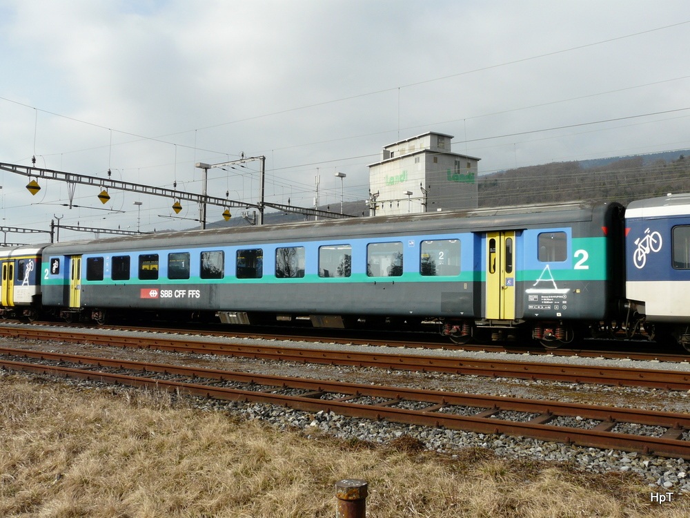 SBB - Ausrangierter Personenwagen 2 Kl. A 50 85 20-34558-0 abgestellt in Cornaux am 11.03.2012 .. Foto wurde von auserhalb der Geleise aus gemacht ..