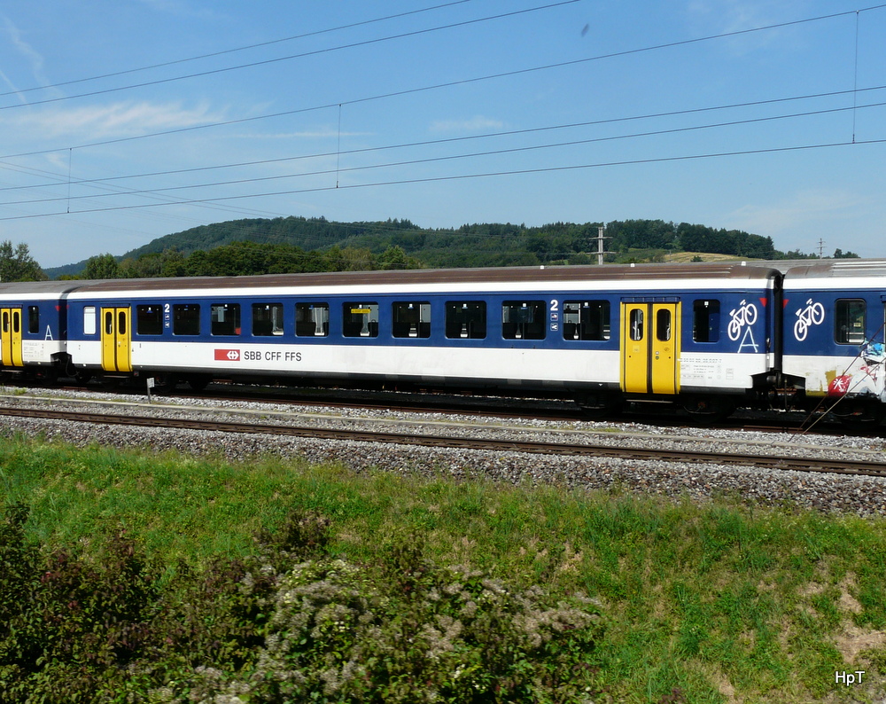 SBB - Ausrangierter Personenwagen 2 Kl. B 50 85 20-35 007-7 abgestellt in Etzwilen am 12.08.2012 .. Bild wurde aus einem Fensten eines Extrazuges aufgenommen.
