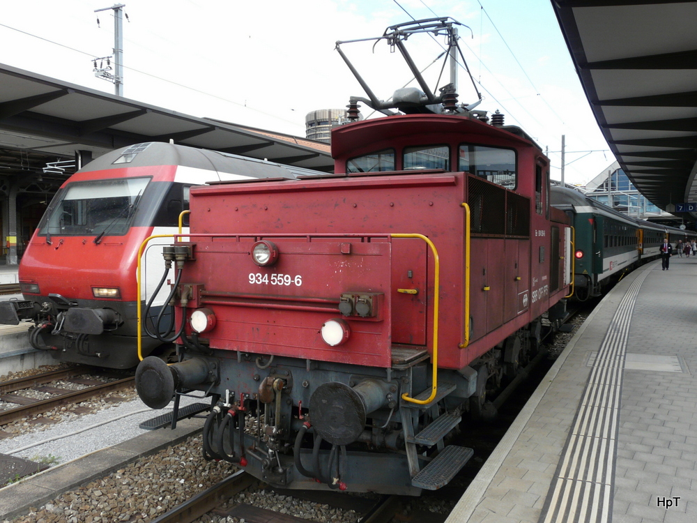 SBB - Bahnhof Basel Rangierloks Ee 3/3 934 559-2 beim warten auf Arbeit am  04.05.2012