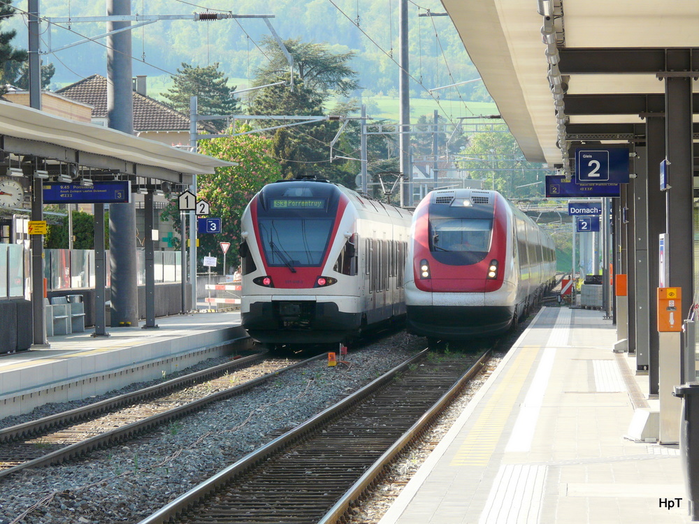 SBB - Bahnhof Dornach-Arlesheim  Durchfahrender ICN Mani Matter und Ausfahrender Triebzug RABe 521 018-2 am 29.04.2010