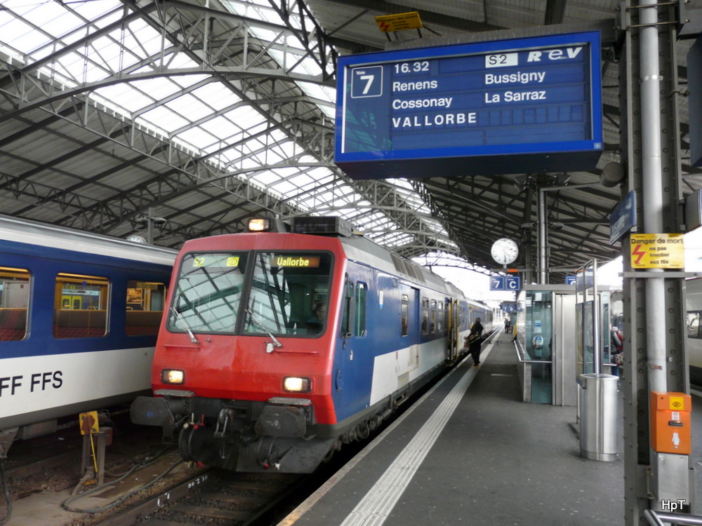 SBB - Bahnhofsahlle lausanne mit dem Regio nach Vallorb mit dem Triebwagen RBDe 4/4 560 106-7 am 27.03.2010 .. 17:33:28, Belichtungsdauer: 0.033 s (10/300) (1/30), Blende: f/2.8, ISO: 160, Brennweite: 4.60 (46/10)