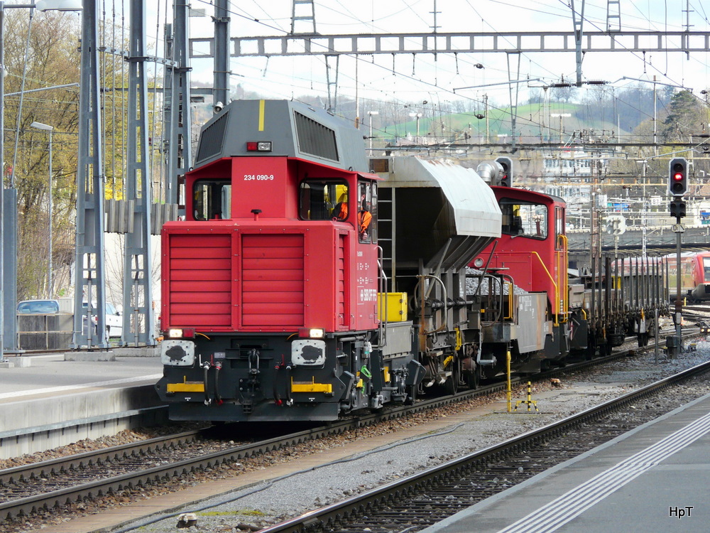 SBB - Baudienst Tm 2/2 234 090-9 und 1 Gterwagen und Tm 2/2 232 006-7 und 2 Gterwagen bei Rangierfahrt im Bahnhof Schaffhausen am 01.04.2011