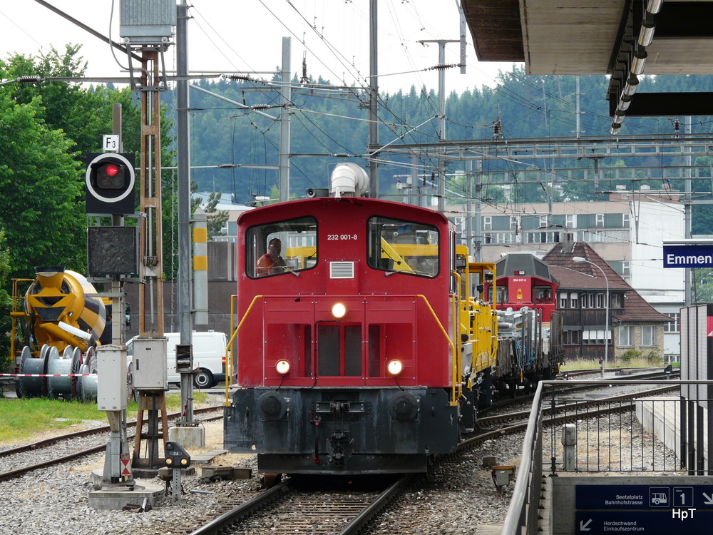 SBB - Baudienst Tm 232 001-8 bei Rangierfahrt im Bahnhof Emmenbrcke am 23.05.2011