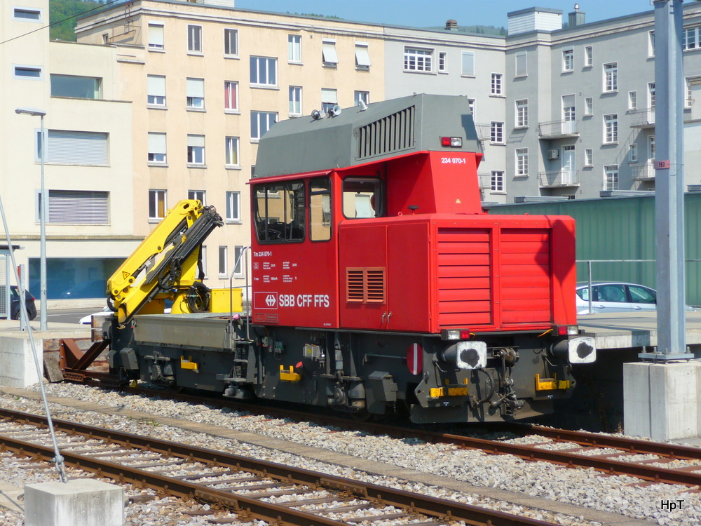 SBB - Baudienstlok Tm 2/2 234 070-1 im Bahnhof Biel am 25.04.2011