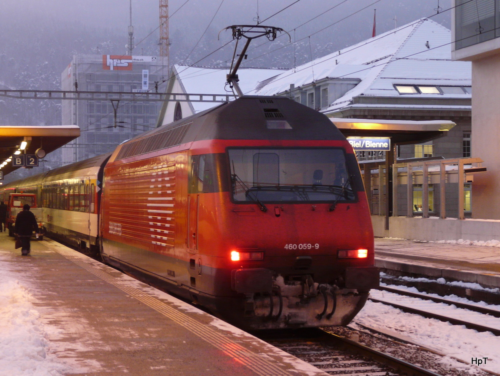 SBB - Beim Eindunkeln ( ca 17.00 Uhr ) ist die Lok 460 059-9 mit IR im Bahnhof Biel am 03.12.2010