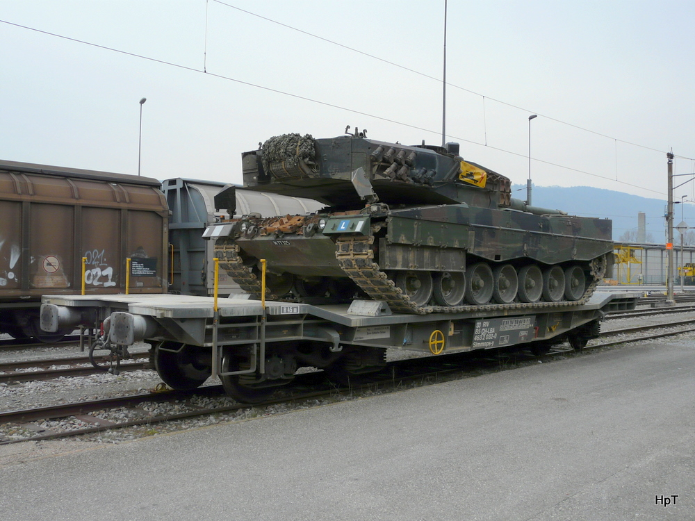 SBB - Beladener Gterwagen vom Typ  Simmnps-y  33 85 463 2 032-0 im Gterbahnhof Biel am 12.03.2011
