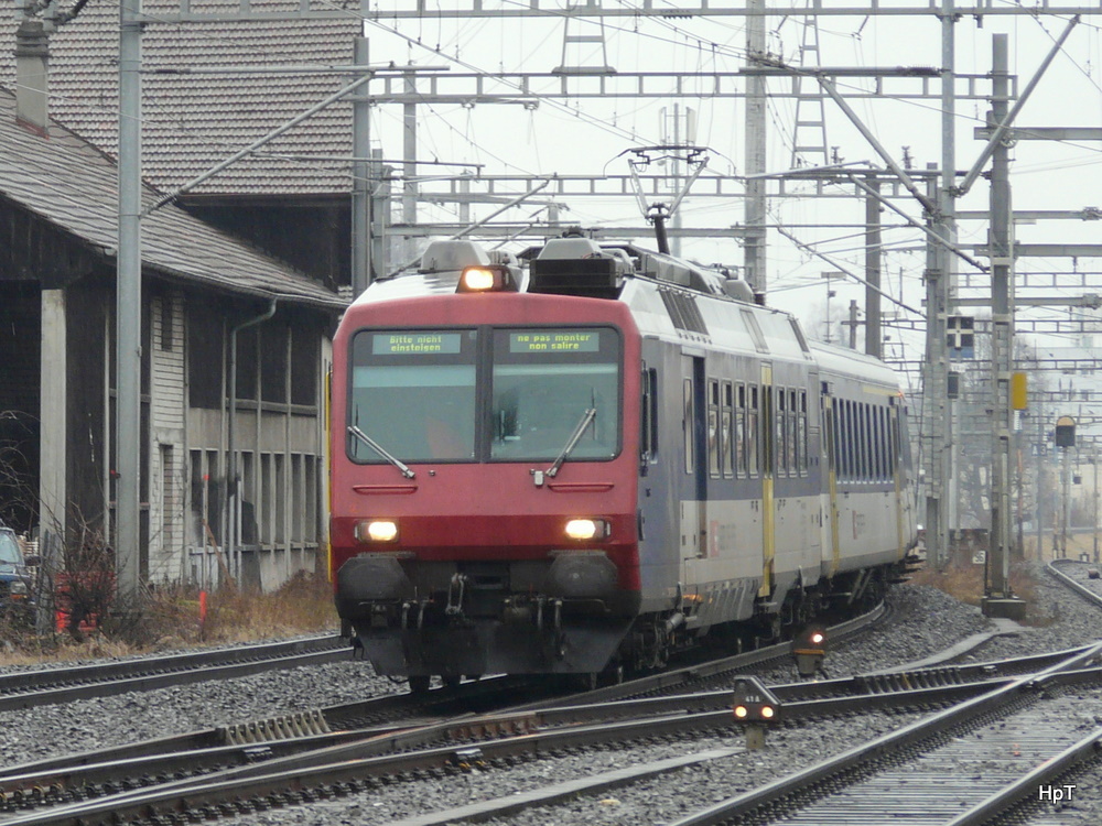 SBB - Bitte nicht Einsteigen  Triebwagen RBDe 4/4 561 003-5 bei der durchfahrt im alten Bahnhof Biel-Mett am 15.02.2011