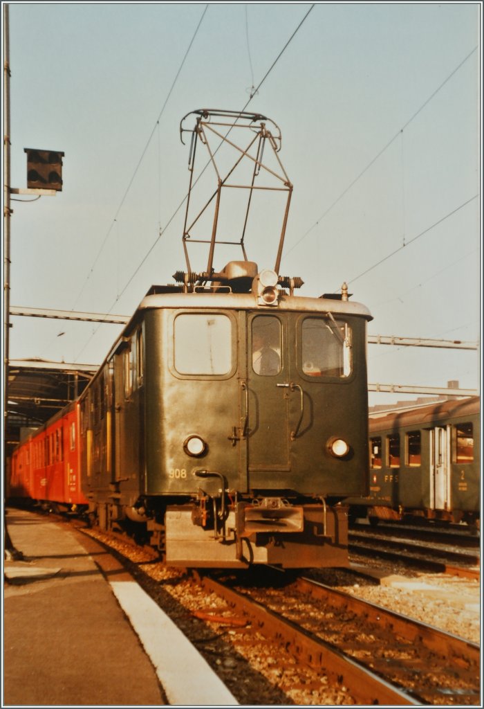 SBB Brnig Deh 4/6 908 mit schon Rot lackierten Brnig Wagen in Luzern am 11. Dez. 1984