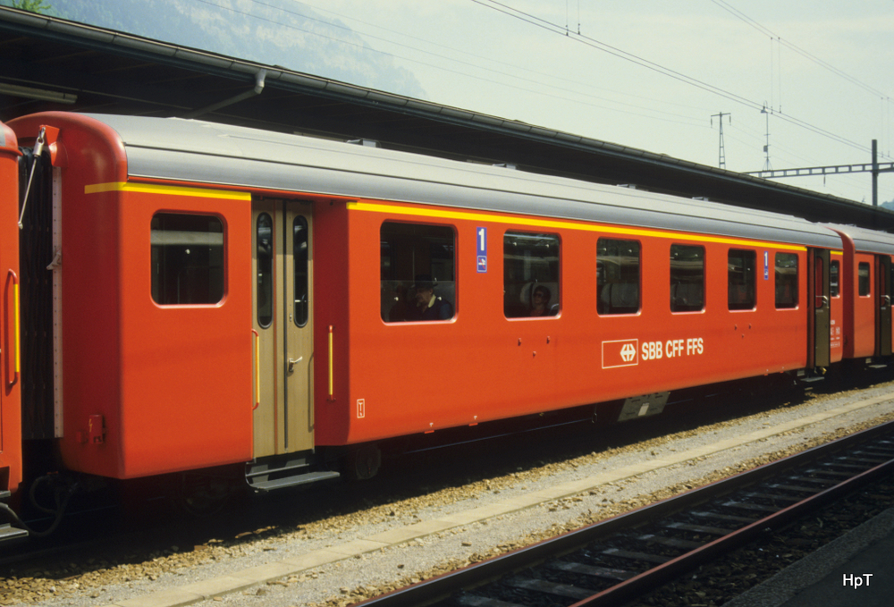 SBB Brnig - Personenwagen 1 Kl. A 205 im Bahnhof Interlaken Ost im Juni 1985