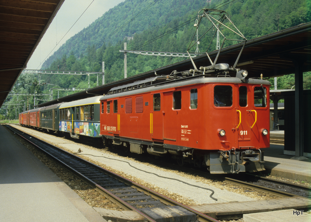 SBB Brnig - Schnellzug nach Luzern mit der Lok Deh 4/6 911 im Bahnhof Interlaken Ost im Juni 1985