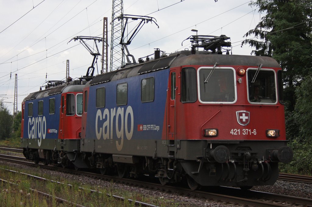 SBB Cargo 421 371 und die 421 391 am 30.8.11 bei der gemeinsamen Durchfahrt durch Ratingen-Lintorf.