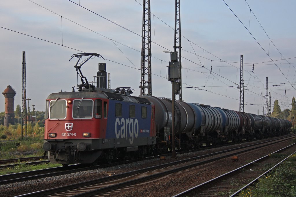 SBB Cargo 421 374 am 8.10.10 mit Kesselzug in Duisburg-Bissingheim