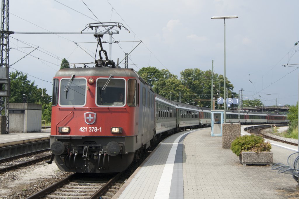 SBB Cargo 421 378 fahrt in Lindau ein mit EuroCity 195 nach Mnchen Hbf, 25 juli 2012