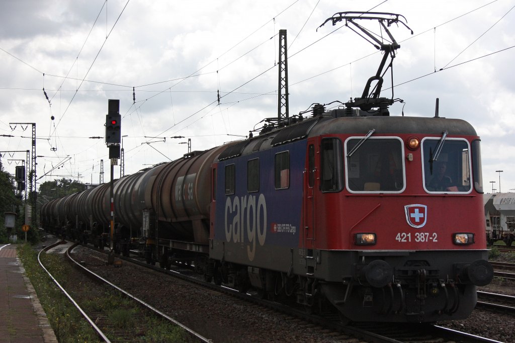 SBB Cargo 421 387 am 9.8.11 mit einem Kesselwagenzug bein der Durchfahrt durch Duisburg-Bissingheim.
Gru an den Tf!