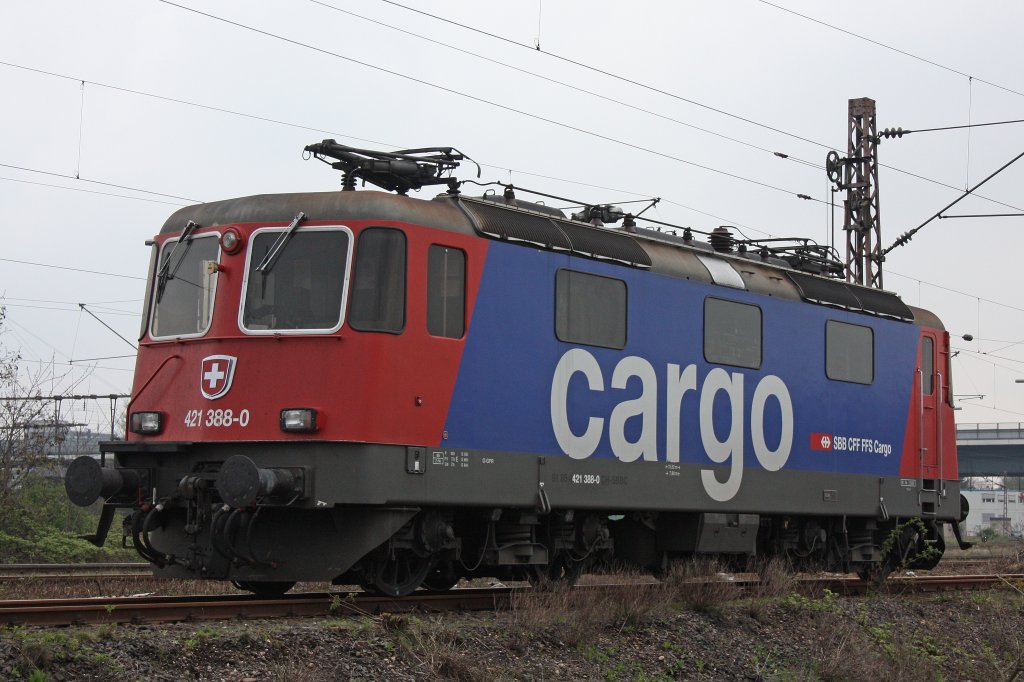 SBB Cargo 421 388 stand am 12.4.12 abgestellt in Duisburg-Ruhrort Hafen.
