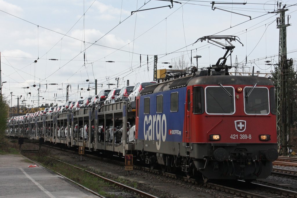 SBB Cargo 421 389-8 am 23.3.11 mit einem langen Autozug in Duisburg-Entenfang.