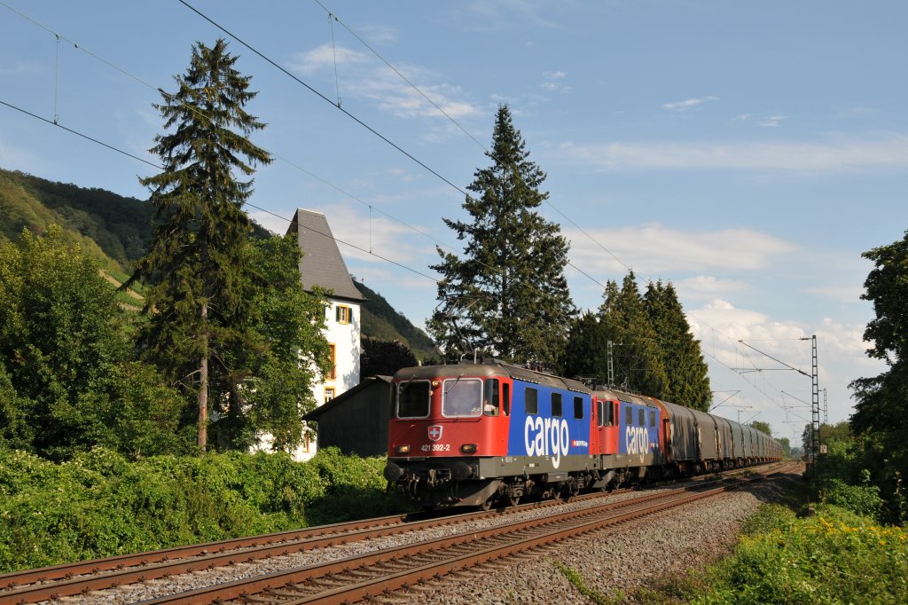SBB-Cargo 421 392-2 und 421 390-6 ziehen gemeinsam einen Gterzug Richtung Norden. Aufgenommen am 18/08/2011 bei Leutesdorf.