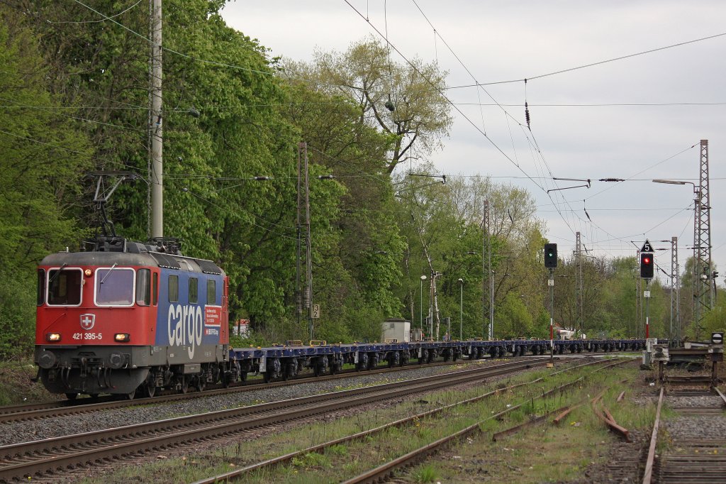 SBB Cargo 421 395  Suche Mieter oder Kufer  am 27.4.12 mit einem langen Containerwagenzug bei der Durchfahrt durch Ratingen-Lintorf.