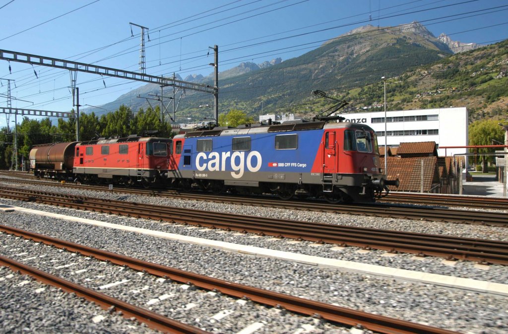 SBB Cargo 4/4 II 11268 (Re 420 268) und  4/4 II 11290 (Re 420 290) fahren mit einem(!) Kesselwagen in Visp in Richtung Brig, 05.08.09