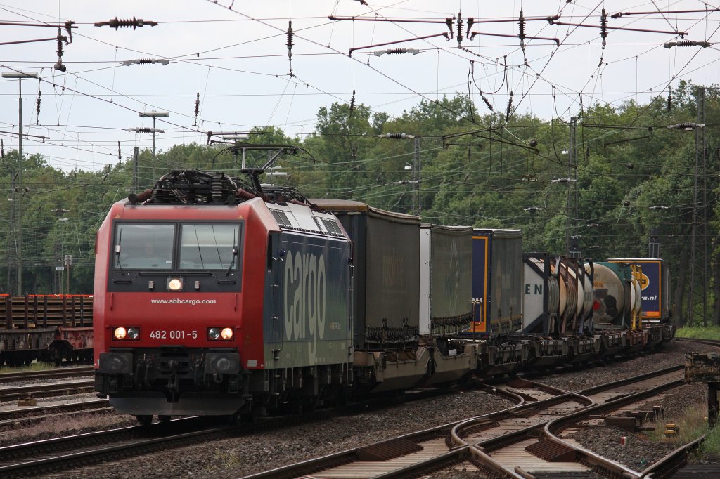 SBB Cargo 482 001 am 9.6.12 mit einem KLV in Duisburg-Entenfang.