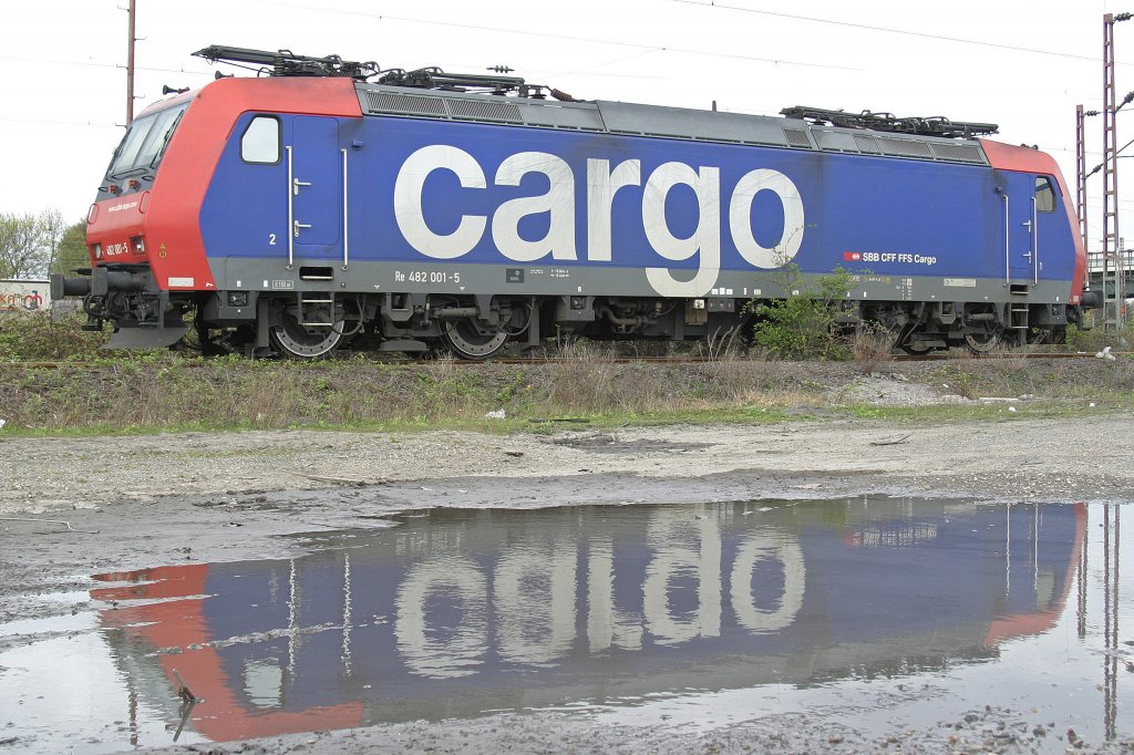SBB Cargo 482 001 und ihr Spiegelbild am 16.4.10 abgestellt in Duisburg-Ruhrort Hafen