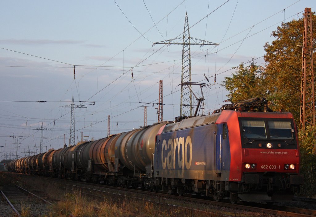 SBB Cargo 482 003 zieht am 30.10.11 im letzten Licht des Tages ihren Kesselwagenzug durch Ratingen-Lintorf.