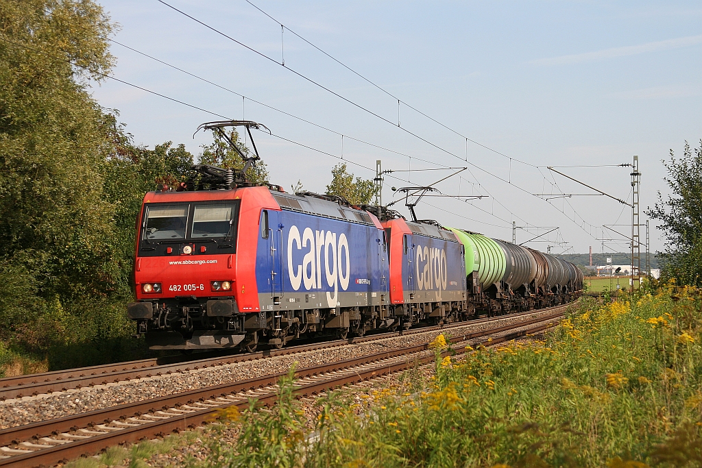 SBB Cargo 482 005-6 und eine weitere 482 am 16.09.2011 mit einem Kesselzug zwischen Bietigheim und Sachsenheim.