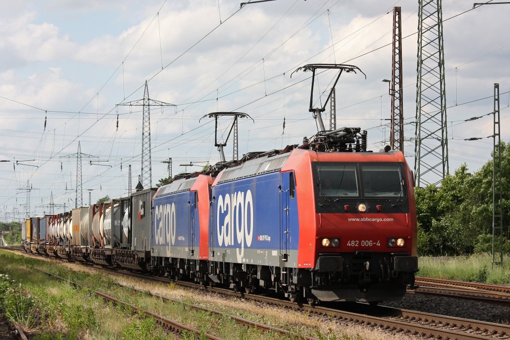 SBB Cargo 482 006 und eine weitere SBB Cargo 482er mit einem kurzen KLV in Ratingen-Lintorf.
Aufgenommen am 8.6.12.