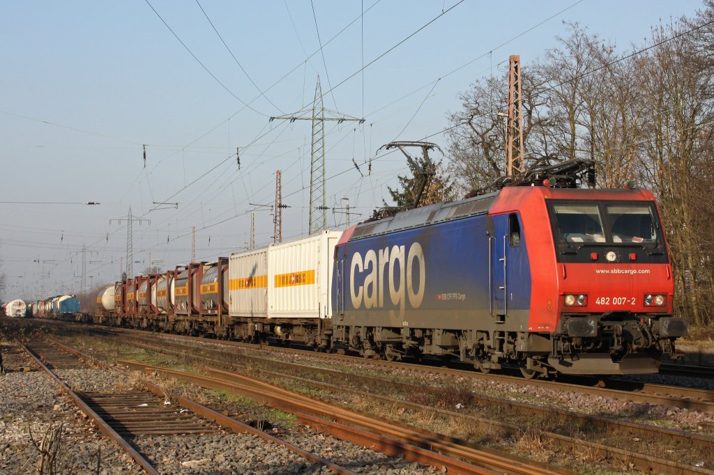 SBB Cargo 482 007 am 29.1.11 mit einem Containerzug bei der Durchfahrt durch Ratingen-Lintorf.