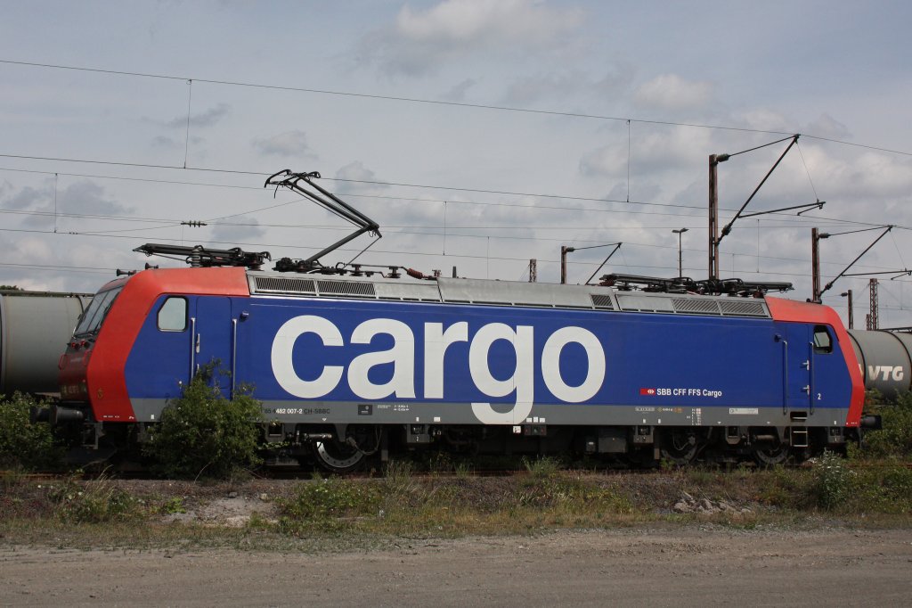 SBB Cargo 482 007 steht am 28.5.11 aufgebgelt in Duisburg-Ruhrort Hafen.