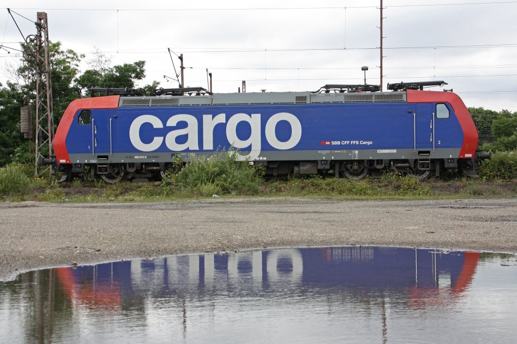 SBB Cargo 482 012 steht am 13.6.11 abgestellt inDuisburg-Ruhrort Hafen.