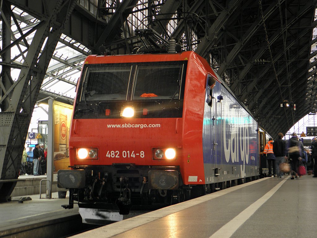 SBB Cargo 482 014-8 mit einem Rheingold-Sonderzug in Köln Hbf am 9.10.2011