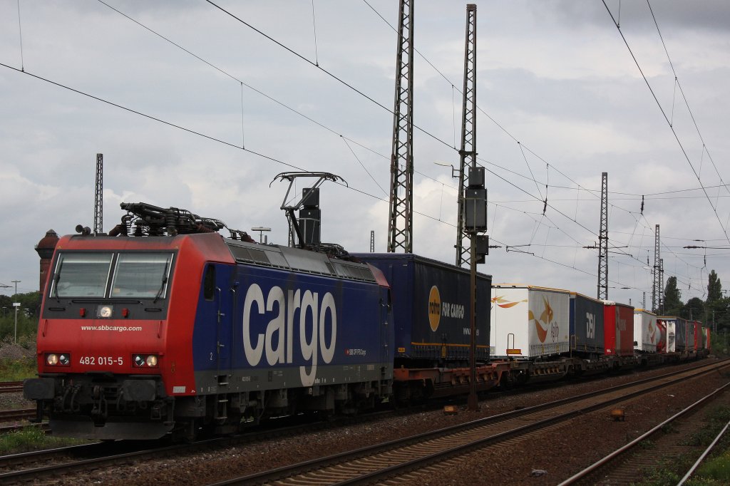 SBB Cargo 482 015 am 27.8.11 mit einem Gterzug bei der Durchfahrt durch Duisburg-Bissingheim.