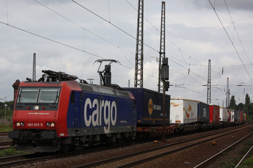 SBB Cargo 482 015 am 27.8.11 mit einem Gterzug bei der Durchfahrt durch Duisburg-Bissingheim.