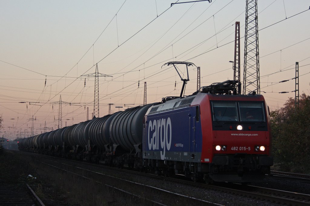SBB Cargo 482 015 am 14.11.11 mit einem Kesselwagenzug bei der Durchfahrt durch Ratingen-Lintorf.
