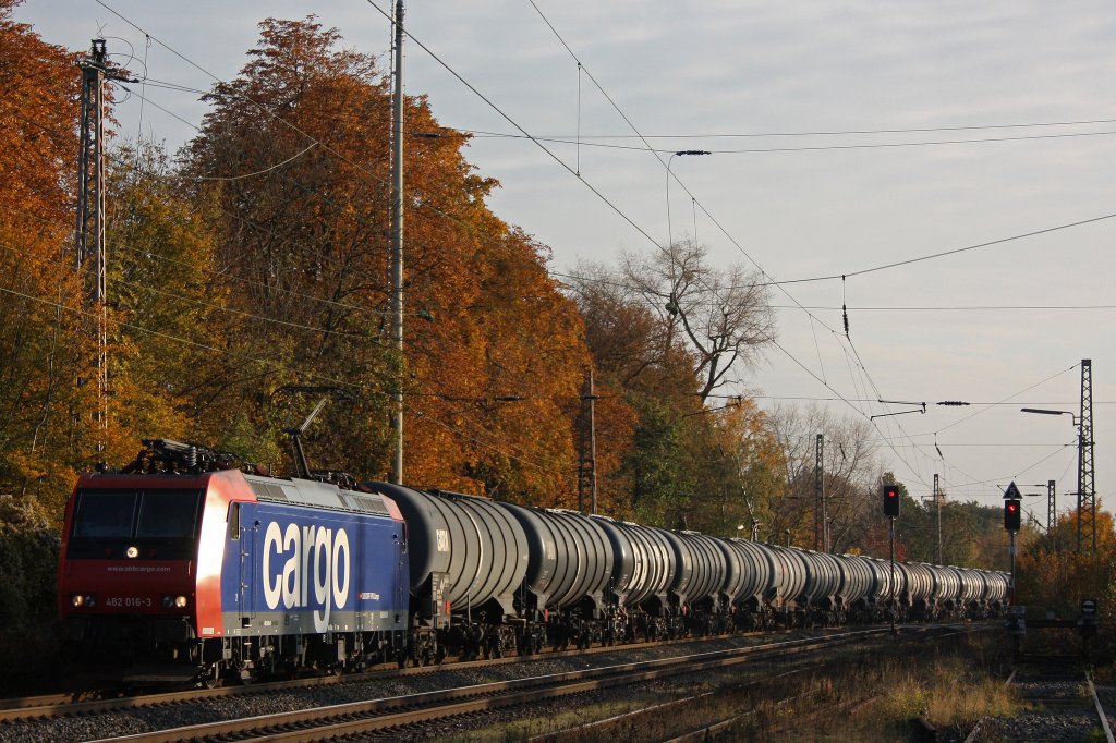 SBB Cargo 482 016 am 31.10.11 mit einem Kesselwagenzug bei der Durchfahrt durch Ratingen-Lintorf.