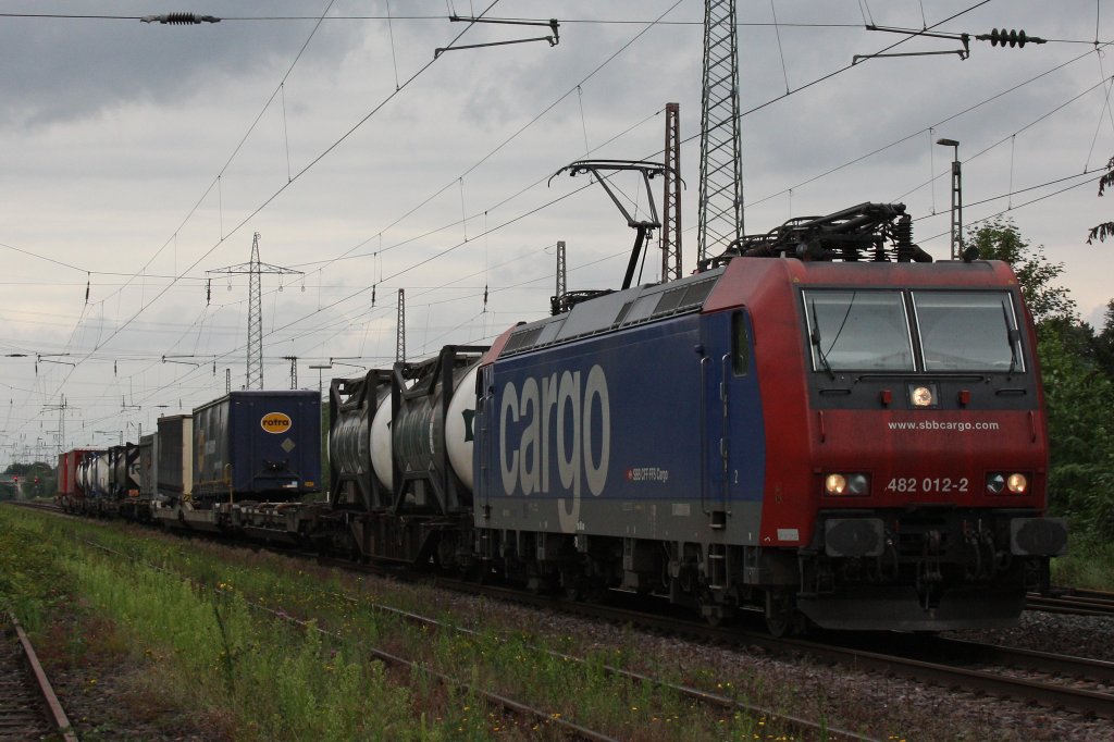 SBB Cargo 482 017 am 23.7.11 mit einem Gterzug bei der Durchfahrt durch Ratingen-Lintorf.