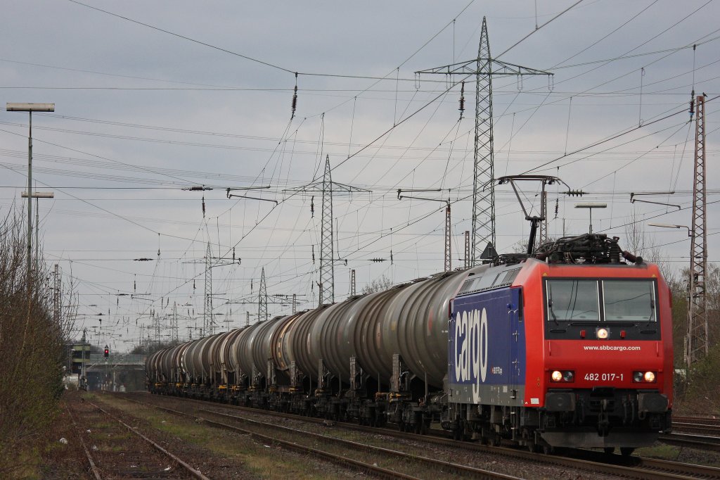 SBB Cargo 482 017 fuhr am 1.4.12 mit einem Kesselwagenzug durch Ratingen-Lintorf.