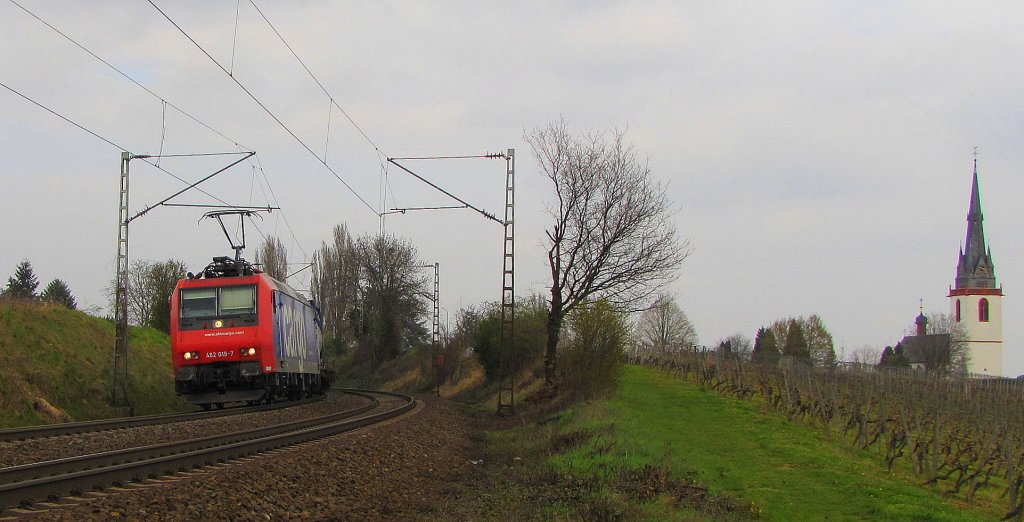 SBB Cargo 482 019-7 (91 85 4482 019-7 CH-SBBC) mit einem gemischten Gterzug Richtung Koblenz, bei Erbach (Rheingau); 30.03.2011