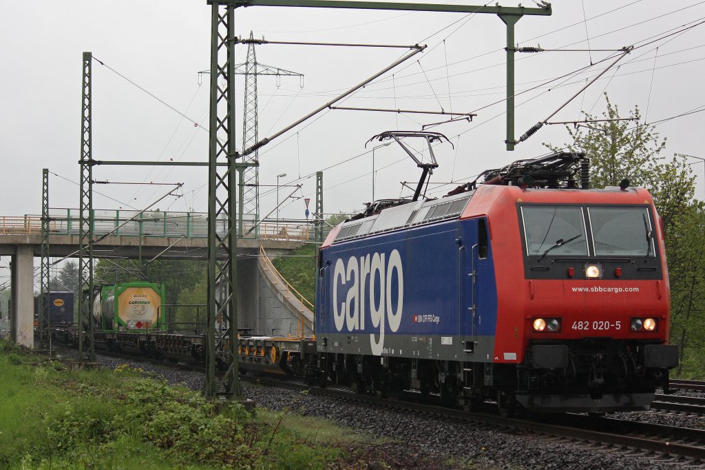 SBB Cargo 482 020 am 5.5.12 mit einem KLV bei der Durchfahrt durch Ratingen-Lintorf.