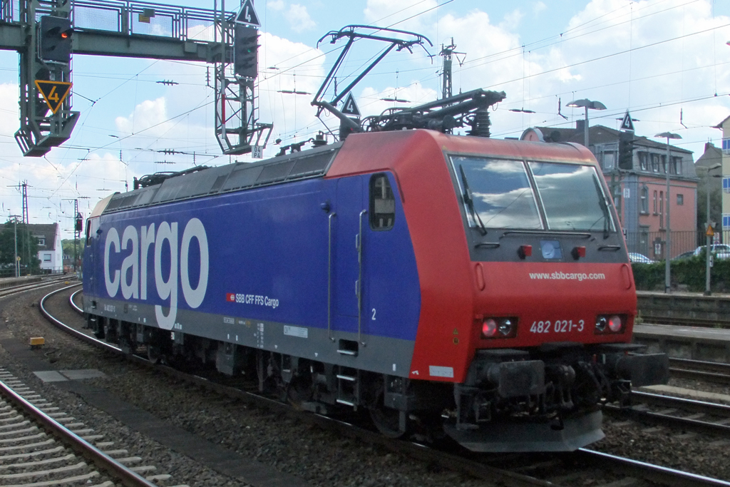 SBB Cargo 482 021-3 bei der Durchfahrt in Aachen Richtung Kln 31.8.2010