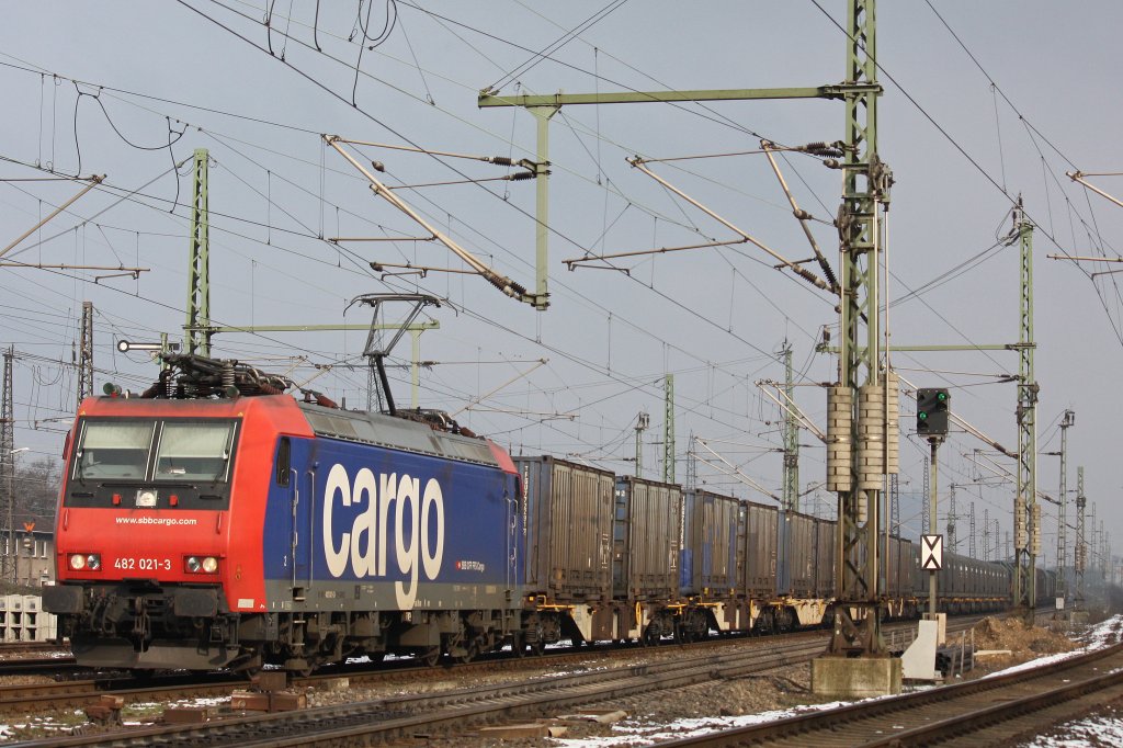 SBB Cargo 482 021-3 war am 9.2.13 fr Brunert/Transpetrol mit dem Nievenheimer nach Nievenheim unterwegs.
Hier in Oberhausen-West.