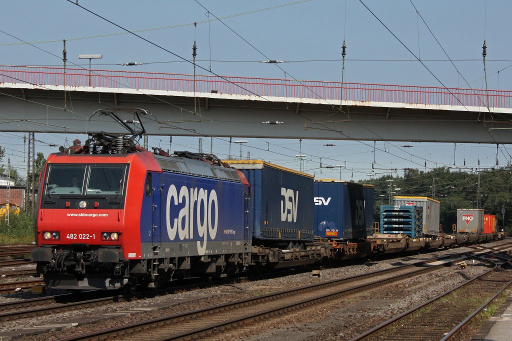 SBB Cargo 482 022 am 1.9.11 bei der Durchfahrt durch Duisburg-Entenfang.