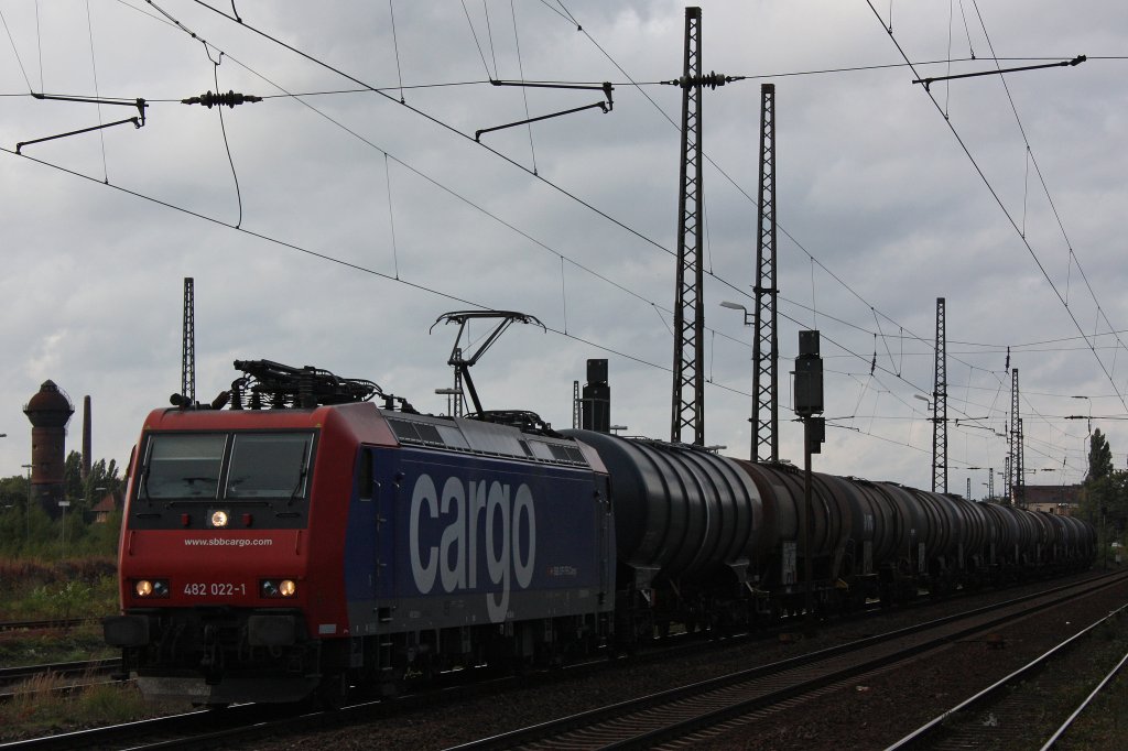 SBB Cargo 482 022 am 3.10.12 mit einem Kesselzug in Duisburg-Bissingheim.