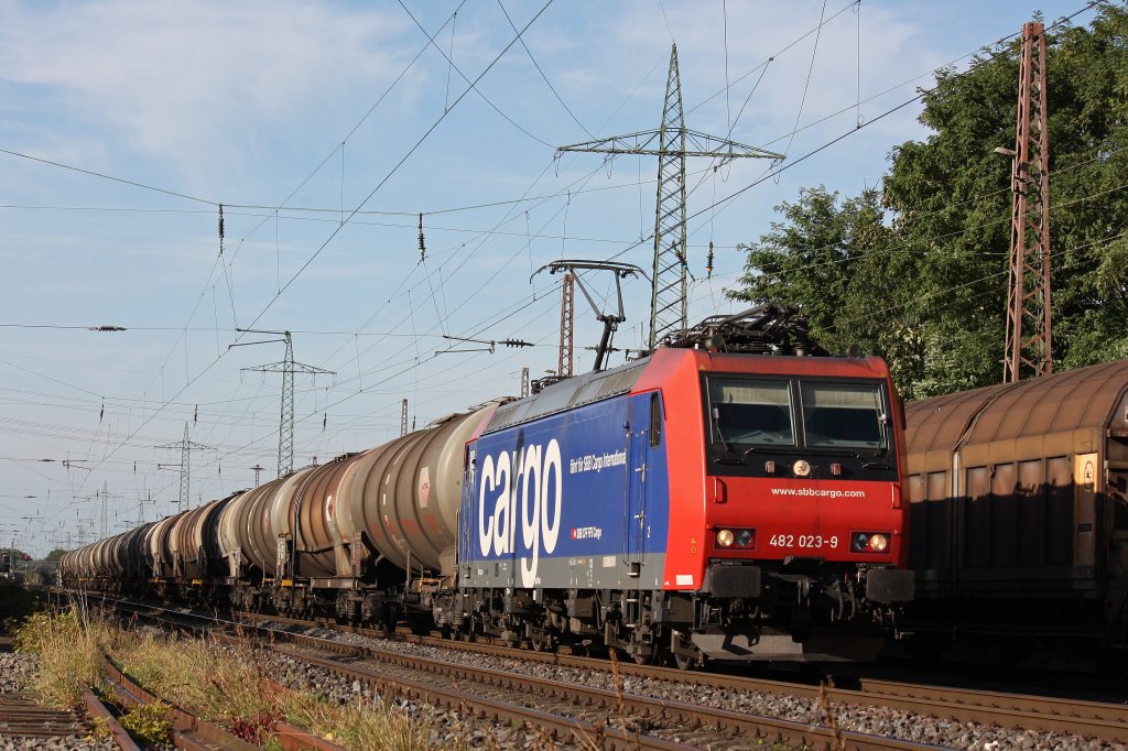 SBB Cargo 482 023  Olten fhrt fr SBB Cargo International  am 30.9.12 mit einem Kesselzug von Gelsenkirchen-Bismarck nach Basel SBB bei der Durchfahrt durch Ratingen-Lintorf.