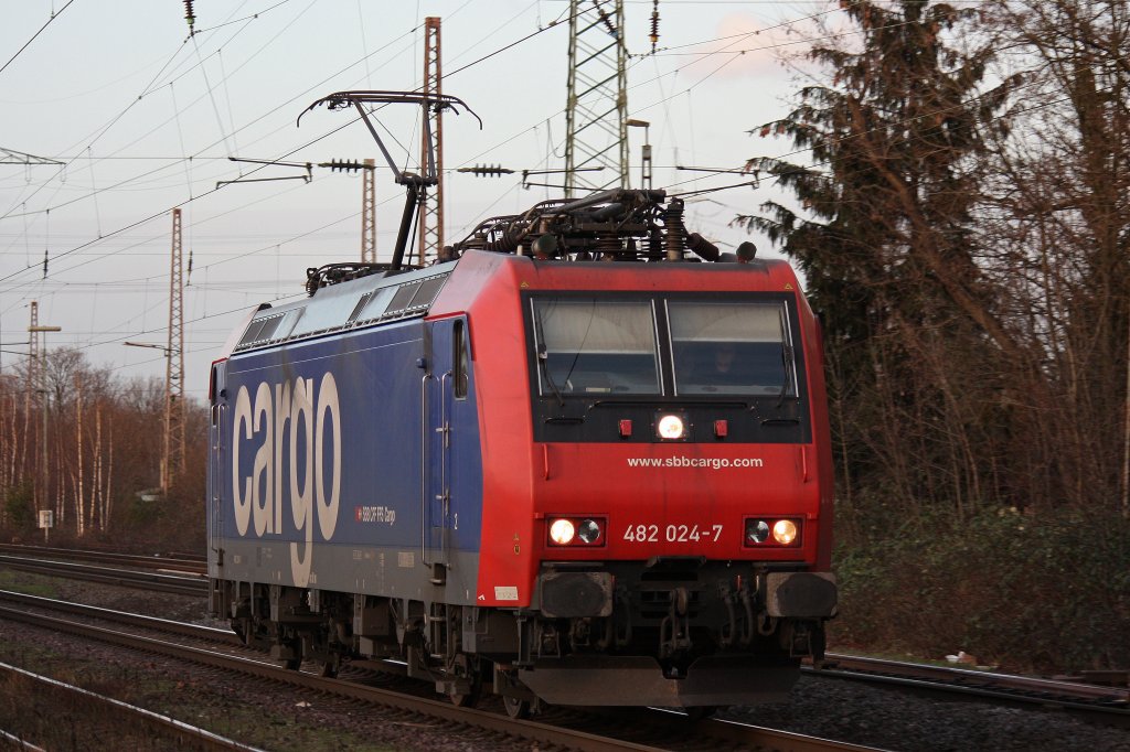 SBB Cargo 482 024 als Lz bei der Durchfahrt durch Ratingen-Lintorf am 13.1.12.
