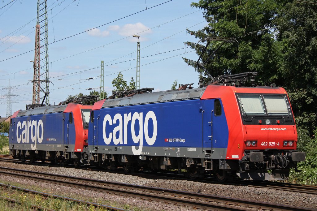 SBB Cargo 482 025 fuhr am 12.8.12 zusammen mit 482 024 durch Ratingen-Lintorf.